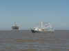19 shrimp bt & oil rig.JPG (43566 bytes)